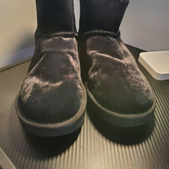 Ugg Women's Size US 8 Classic Mini II Ankle Boot Black Sheepskin Suede New - Picture 2 of 13